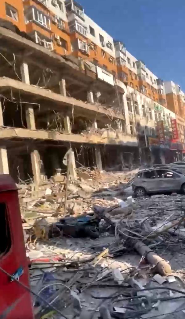 突发！沈阳一饭店燃气爆炸，半条街成废墟(图2)